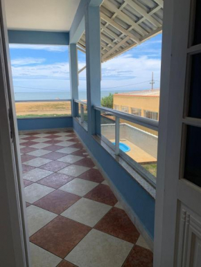 Casa com piscina em condomínio e pé na areia Unamar Cabo Frio